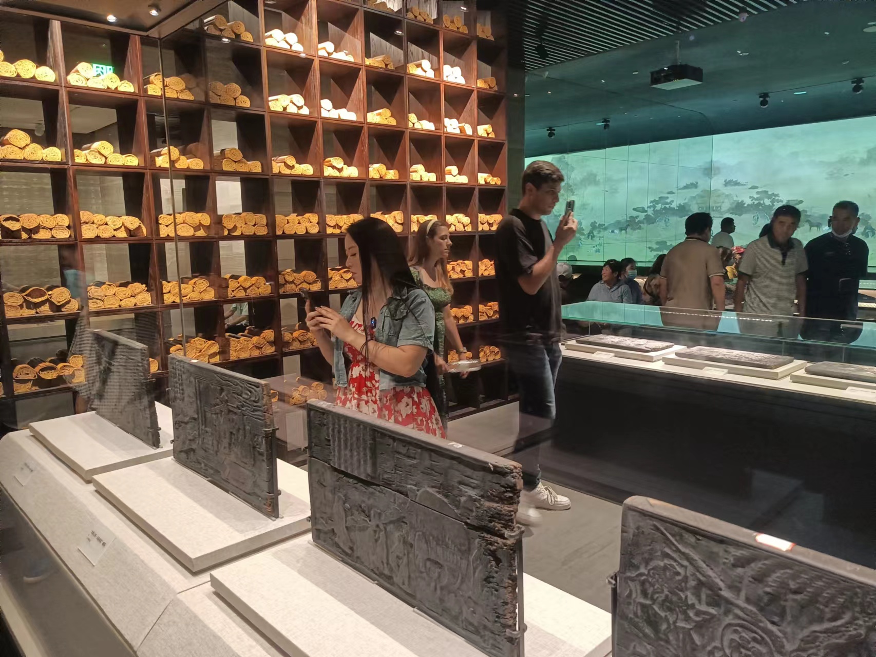 外国网红在中华文明高地体验传统文化与现代技术的融合碰撞 外国网红在中华文明高地体验传统文化与现代技术的融合碰撞_fororder_微信图片_20230620212839