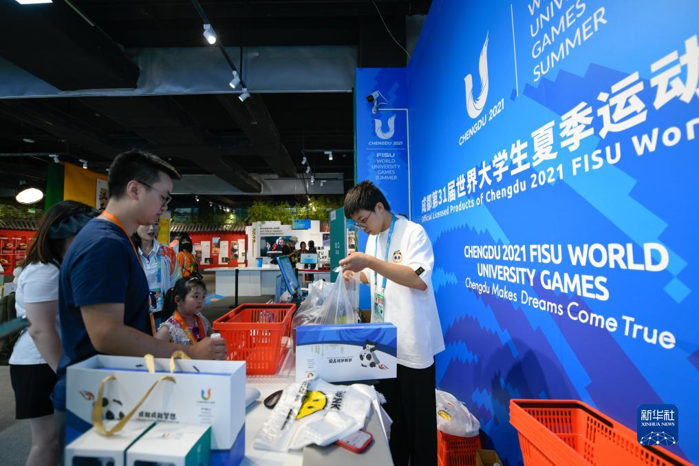 新华全媒+丨大运熊猫特许商品受热捧