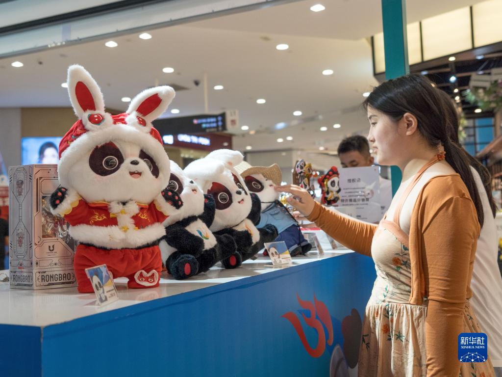 新华全媒+丨大运熊猫特许商品受热捧
