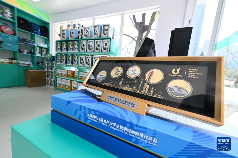新华全媒+丨大运熊猫特许商品受热捧