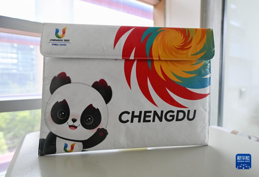 新华全媒+丨大运熊猫特许商品受热捧