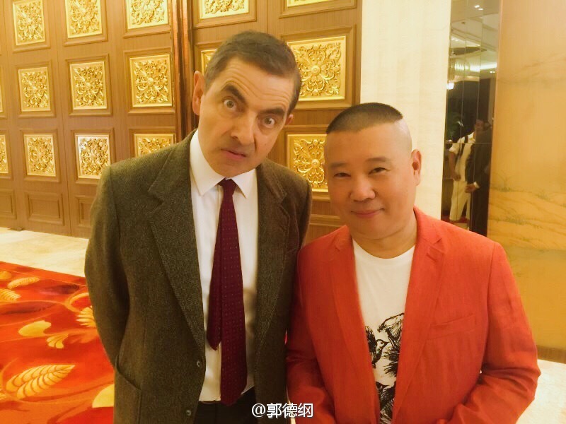 郭德纲与憨豆先生拍电影 不理争议心情好