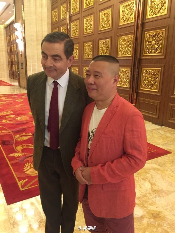 郭德纲与憨豆先生拍电影 不理争议心情好