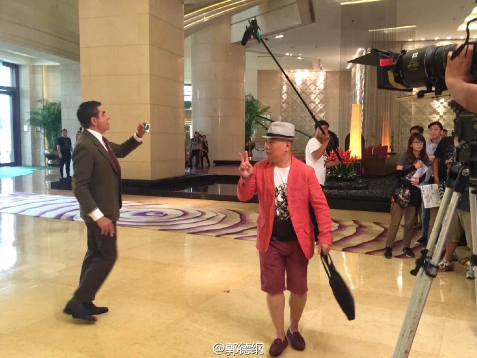 郭德纲与憨豆先生拍电影 不理争议心情好