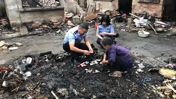 (张)广汉民警在废墟堆为老人刨出“救命钱”_fororder_微信图片_20230620091058