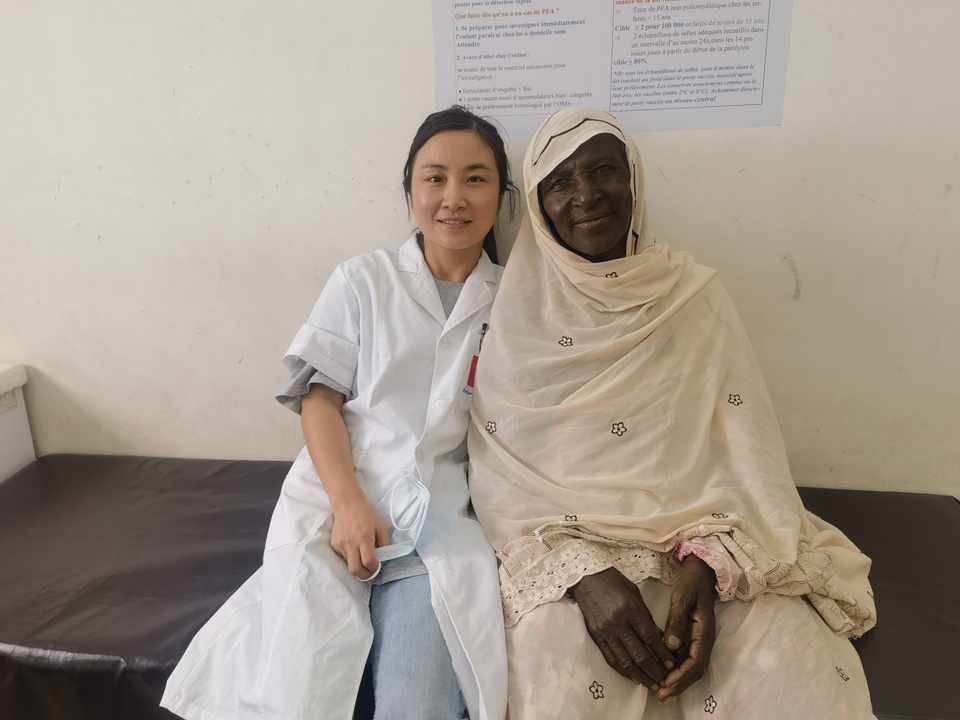 援外日记|他小心翼翼地将五星红旗用洁净的布包好交给我