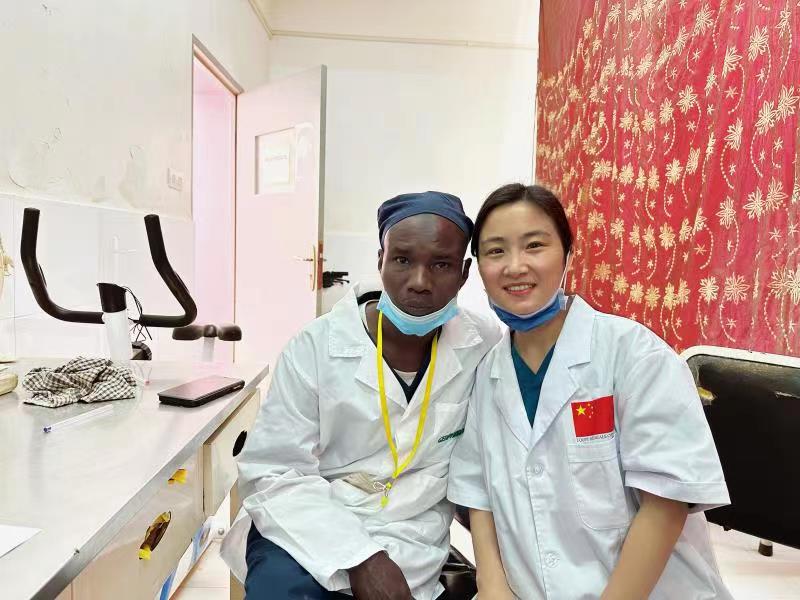 援外日记|他小心翼翼地将五星红旗用洁净的布包好交给我