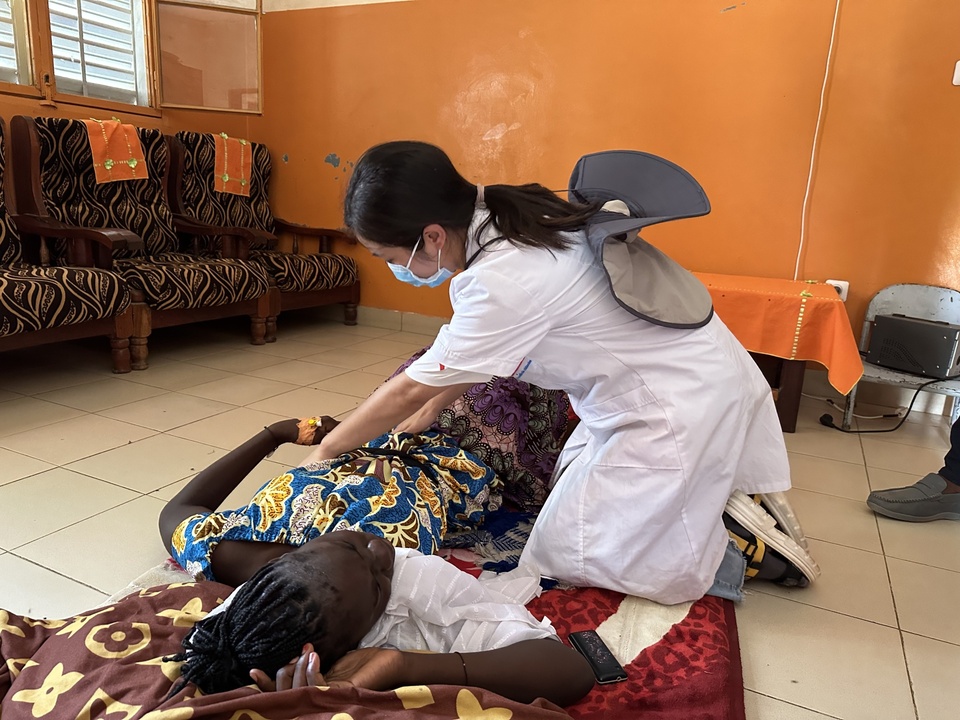 援外日记|他小心翼翼地将五星红旗用洁净的布包好交给我