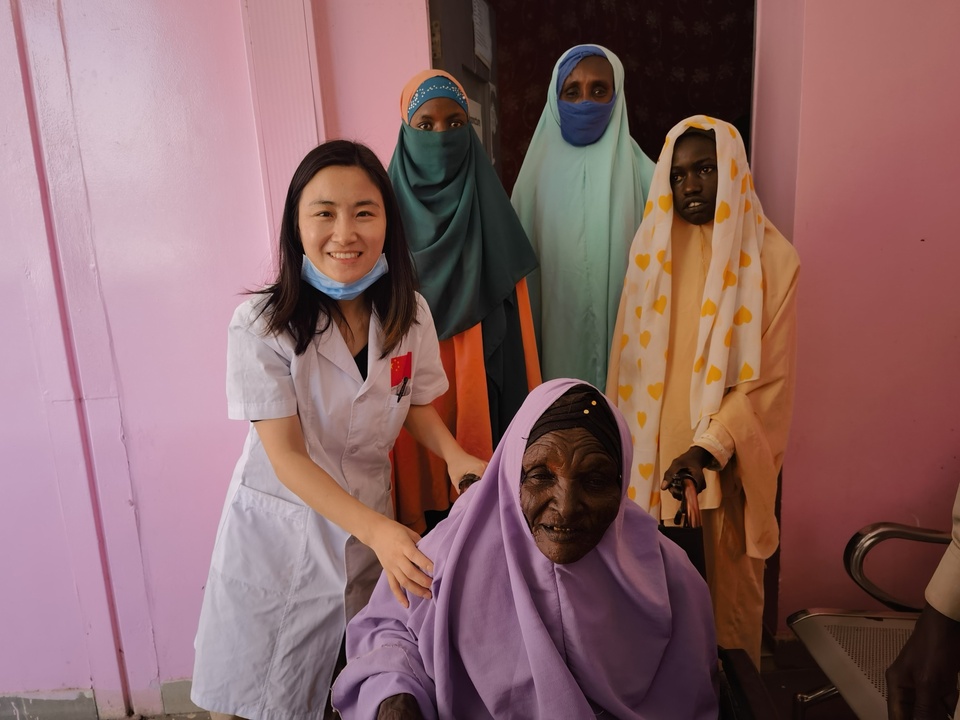 援外日记|他小心翼翼地将五星红旗用洁净的布包好交给我