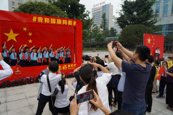 【社会民生】重庆巴南举行庆祝新中国成立70周年升国旗仪式