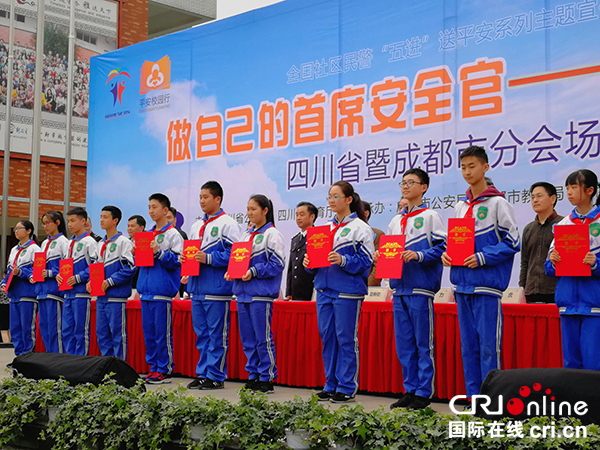 图片默认标题_fororder_向11名学生“校园安全督查员”代表颁发聘书和袖章。（摄影-邱美智）1