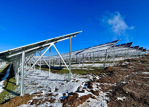 “追光”于4650米的雪域高原上 全球最大、海拔最高的水光互补电站投产发电_fororder_高原上的柯拉光伏电站-摄影-张峰-