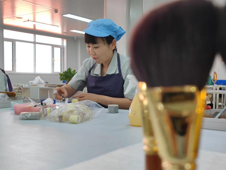 河北青县:小小化妆刷 “刷”出大产业_fororder_图片61