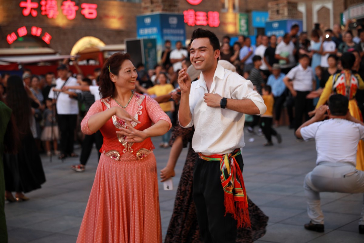 【2023打卡中国】火起来!外国网红夜游新疆大巴扎,感受乌鲁木齐“热度”(组图) 【2023打卡中国】火起来!外国网红夜游新疆大巴扎,感受乌鲁木齐“热度”(组图)_fororder_b3e3b394083317726e43ecd1b95ff56_副本