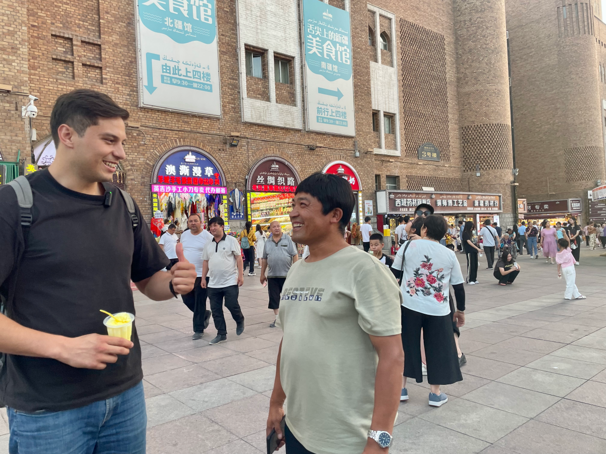 【2023打卡中国】火起来!外国网红夜游新疆大巴扎,感受乌鲁木齐“热度”(组图) 【2023打卡中国】火起来!外国网红夜游新疆大巴扎,感受乌鲁木齐“热度”(组图)_fororder_图片4_副本