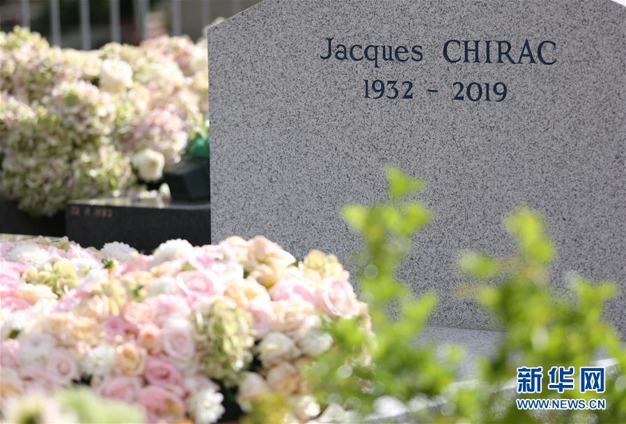 #新华网#法国民众悼念前总统希拉克 墓前摆满献花(组图)
