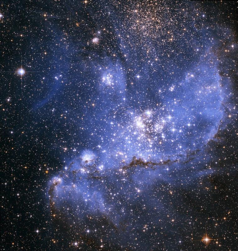 哈勃望远镜拍到“恒星摇篮” 新星被蓝雾包裹(组图)