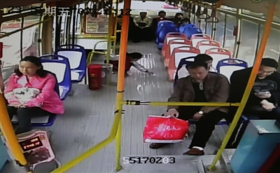 （焦点图，导航成都，移动端）公交急刹豆浆洒落一地 成都小学生用纸巾擦干净地面