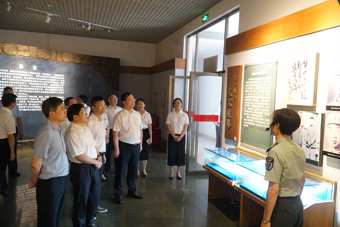 江西省委主题教育第十巡回指导组与上饶师范学院联合开展主题党日活动_fororder_122