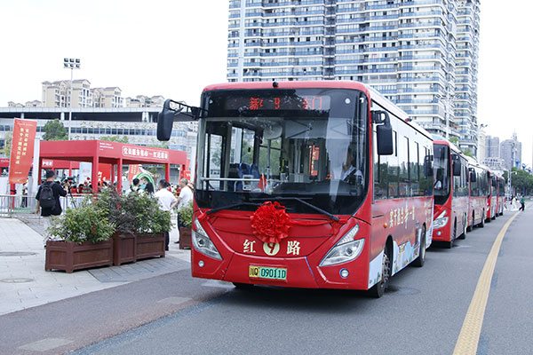 (张)宜宾南溪区举行“初心践使命·星火暖民心”集中主题党日活动_fororder_南溪区开通的“红9路”红色主题公交车-摄影-高学兵