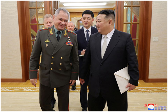 外媒：金正恩会见俄防长，双方一同参观朝鲜“新型武器装备”