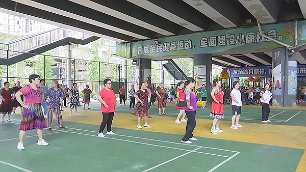 爱成都 迎大运|简阳市:体育惠民 悦享全民健身运动激情_fororder_在广场上健身操、太极拳、舞等-供图-简阳市融媒体中心_1_