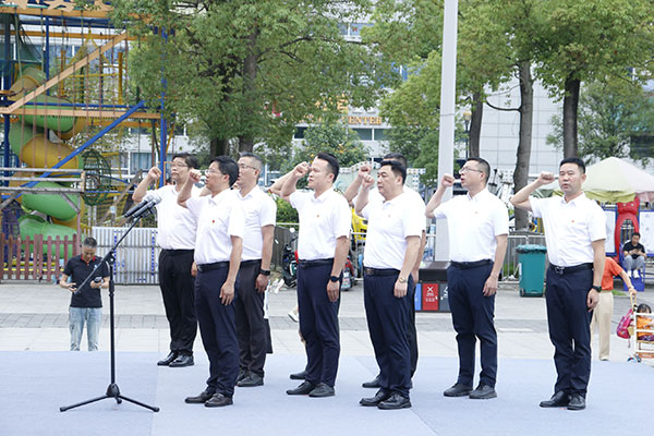 (张)宜宾南溪区举行“初心践使命·星火暖民心”集中主题党日活动_fororder_重温入党誓词-摄影-高学兵