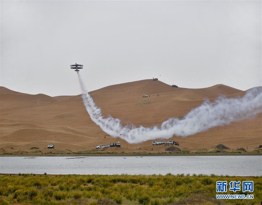 [新华网]阿拉善英雄会上演精彩飞行秀