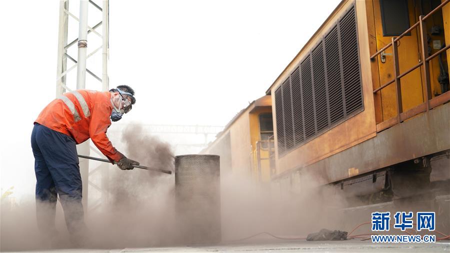 新华网@假日“大篷车”的日与夜