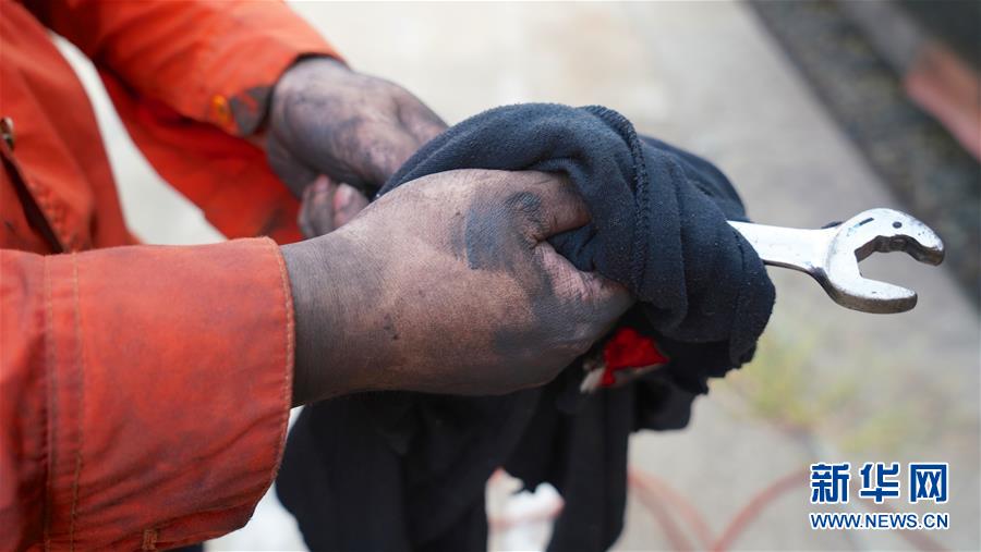 新华网@假日“大篷车”的日与夜