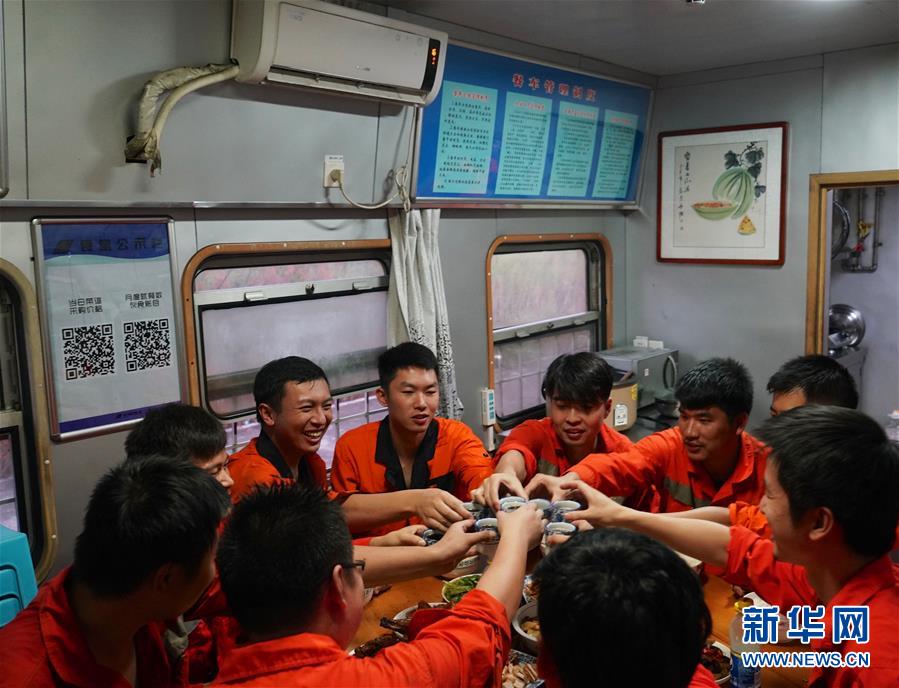 新华网@假日“大篷车”的日与夜