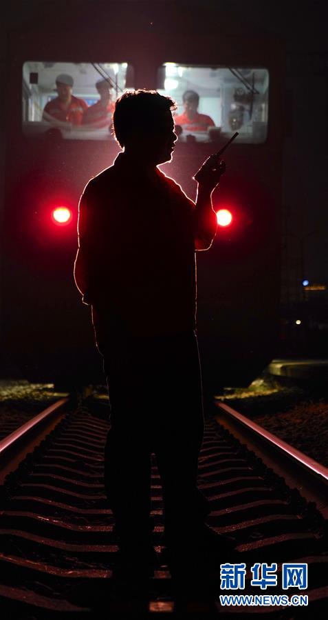 新华网@假日“大篷车”的日与夜