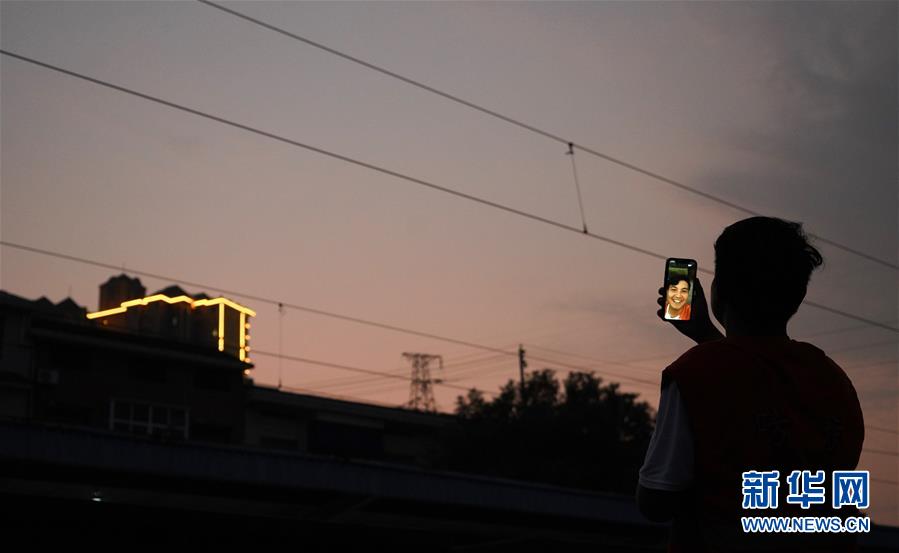 新华网@假日“大篷车”的日与夜