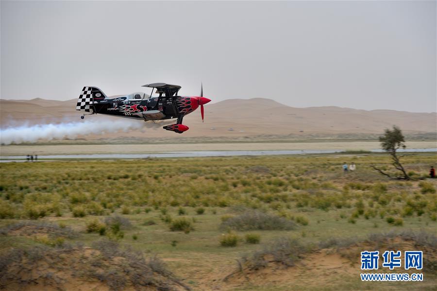 [新华网]阿拉善英雄会上演精彩飞行秀