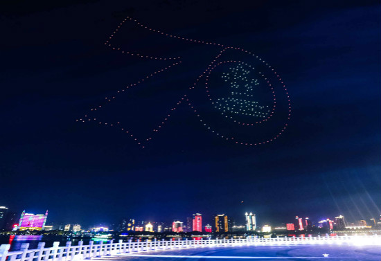 图片默认标题_fororder_无人机在天空摆出70的字样庆祝新中国70华诞（主办方 供图）_meitu_6