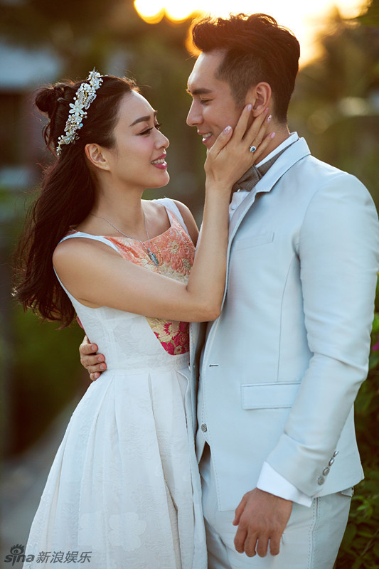 组图：超甜蜜！钟丽缇张伦硕浪漫婚纱照曝光
