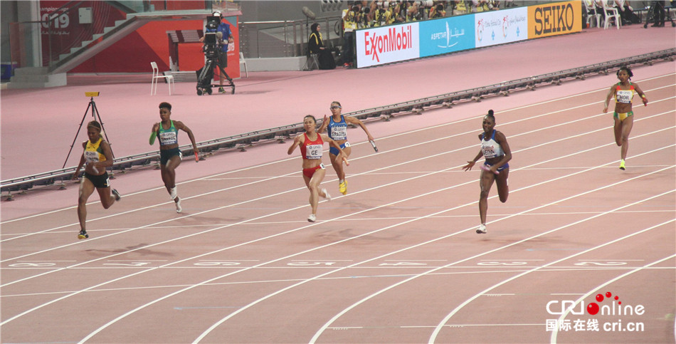 图片默认标题_fororder_中国选手葛曼棋(左三)在女子4x100米接力预赛中。