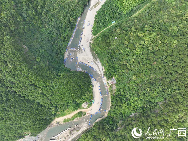 广西武鸣:游客戏水享清凉 峡谷风光惹人醉