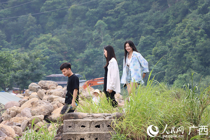 广西武鸣:游客戏水享清凉 峡谷风光惹人醉