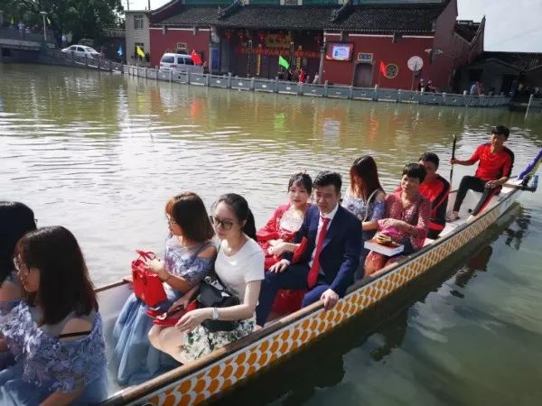 新华社■路被淹，婚也要结！新郎的这波操作让网友赞叹不已