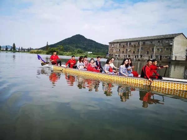 新华社■路被淹，婚也要结！新郎的这波操作让网友赞叹不已