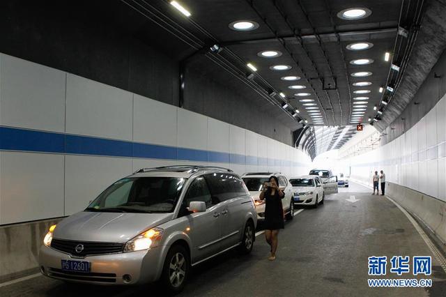 上海黄浦江长江路隧道即将通车(组图)