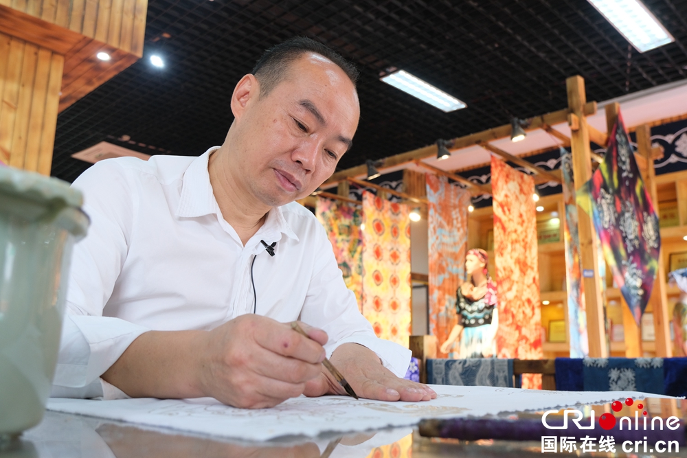 贵州安顺:走进蜡染之乡 看“盛开”的艺术之花_fororder_db6817a56856d520bed697e9efa0b27