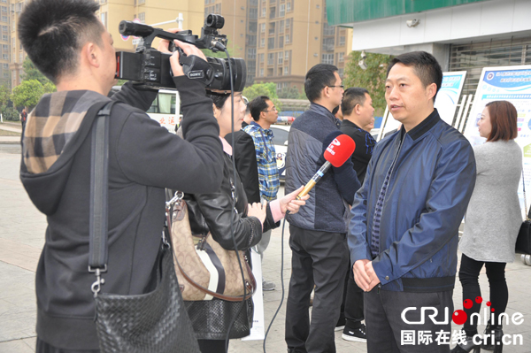 图片默认标题_fororder_新都区司法局局长潘兴建接受媒体采访.