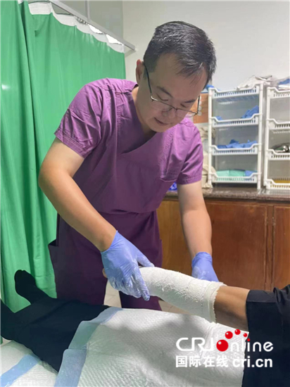 《援外日记》:一声声中文问候和感谢,拉近塞舌尔病患与中国医生的距离_fororder___172.100.100.3_temp_9500031_1_9500031_1_1_9d9d7038-f0e3-4b83-a0d3-29a8effa419e