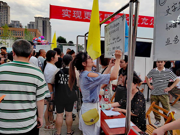 (张)招聘夜市“开张” 企业“挑灯觅才” ——德阳什邡市2023年“夏夜如火·求贤若渴”现场招聘会_fororder_IMG_20230710_091258-1