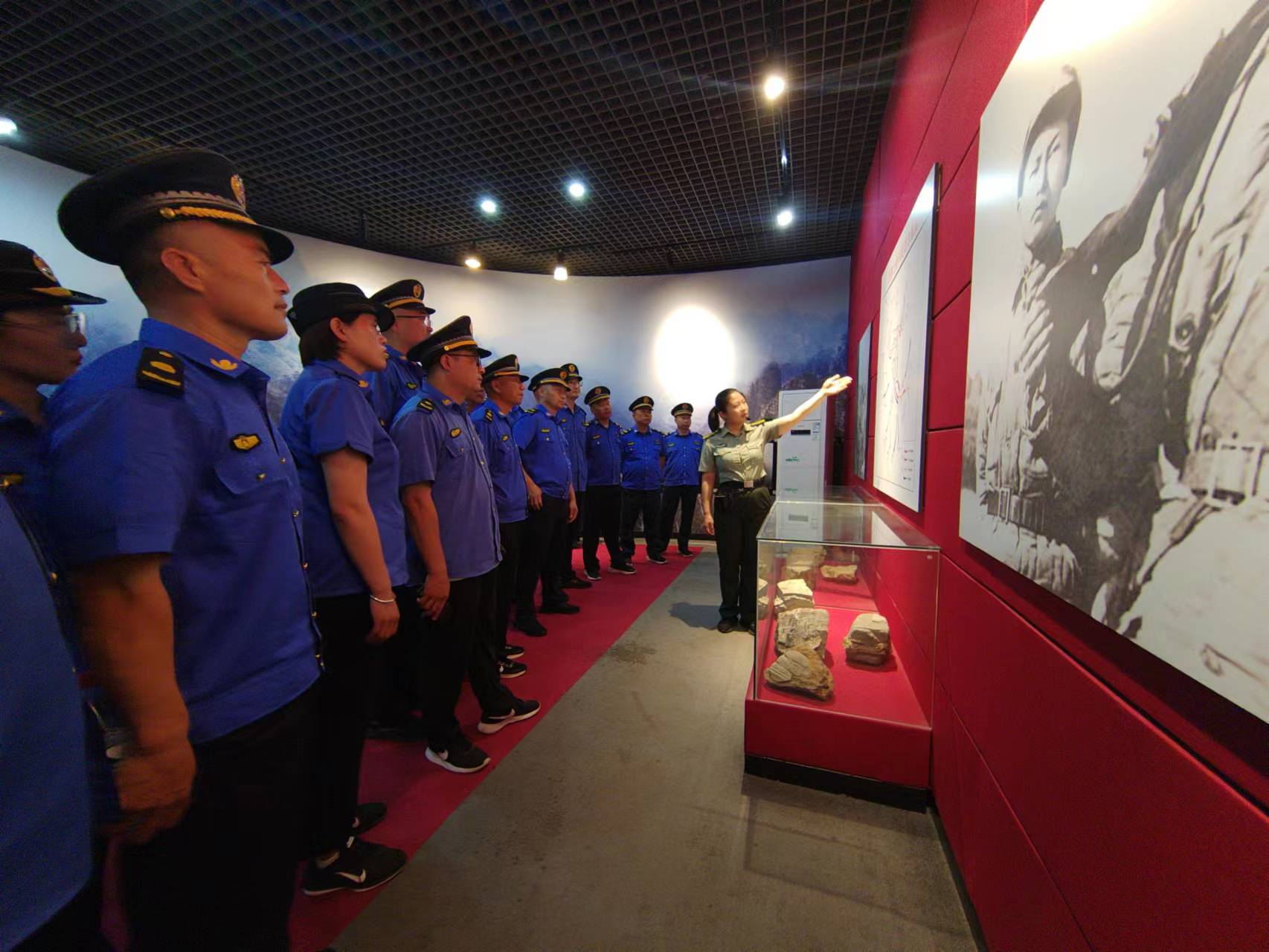 保定徐水区执法局开展“弘扬革命精神、传承红色基因” 主题活动_fororder_党员参观狼牙山五勇士陈列馆 摄影 袁达