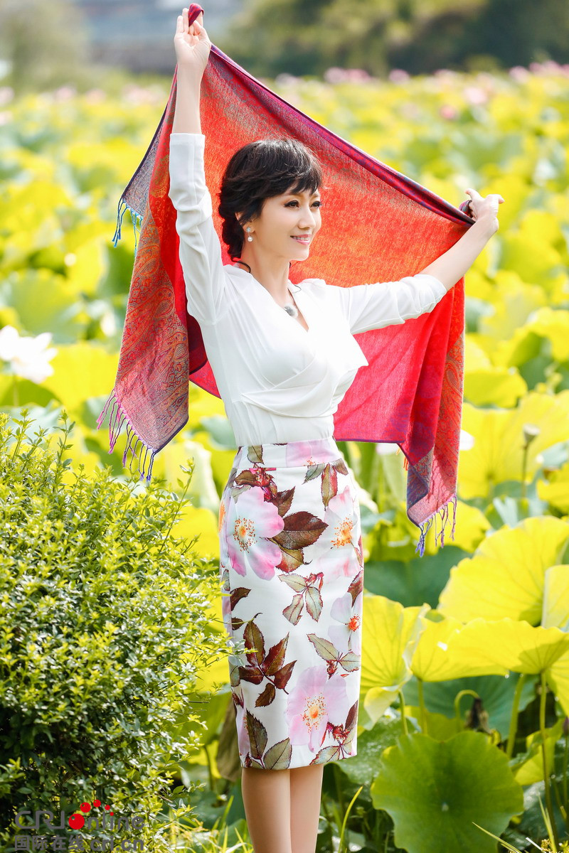 《我们来了》赵雅芝荷塘演绎复古美人