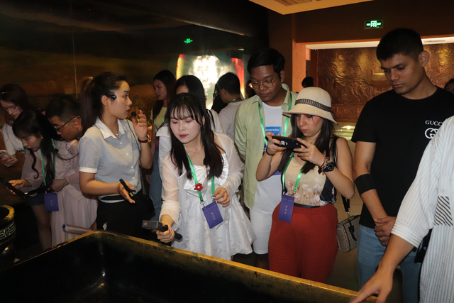 何以中国丨“中国”一词最早出现在哪里?外国博主在宝鸡找到答案 何以中国丨“中国”一词最早出现在哪里?外国博主在宝鸡找到答案_fororder_图片20