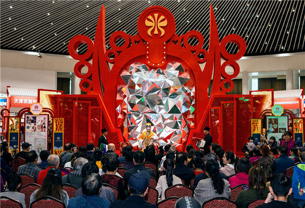 【杨宾稿件】近距离体验中国戏曲文化 中华戏曲艺术与文创产业博览会备受关注